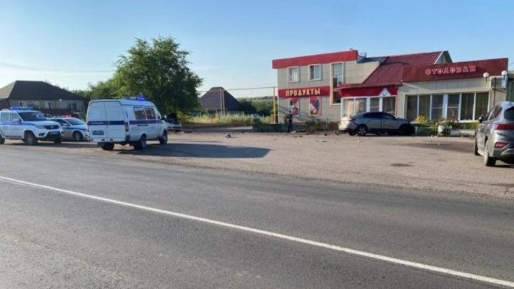В Ростовской области молодой водитель на иномарке врезался на скорости в стену магазина
