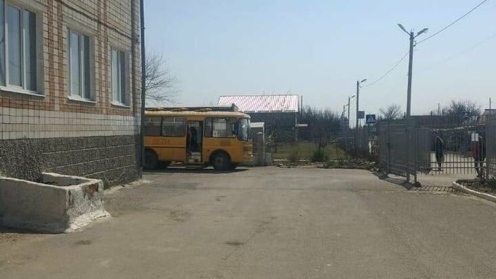 В Ростовской области первоклассница попала код колёса грузовика прямо на школьном дворе