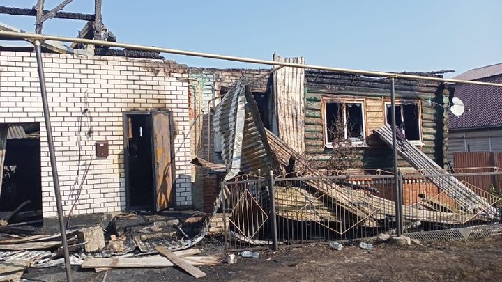 На пожаре в Выксе сгорели 2 дома и машина