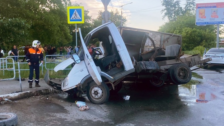 В результате ДТП в Троицке водителя грузовика без сознания зажало в кабине