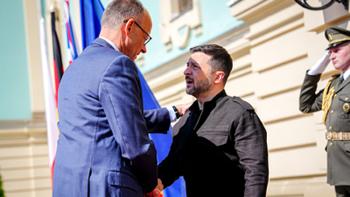 Зеленский рассмешил соцсети штанами задом наперёд: ширинка сзади для удобства на переговорах с западными хозяевами