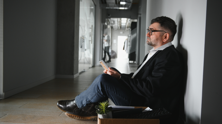 Белые воротнички остались не у дел. Увольняют тысячами. Какие специалисты нужны на самом деле?