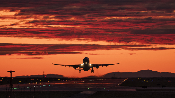 ЧП в аэропорту Перу: Авиалайнер на взлёте столкнулся с машиной. Вспыхнул пожар