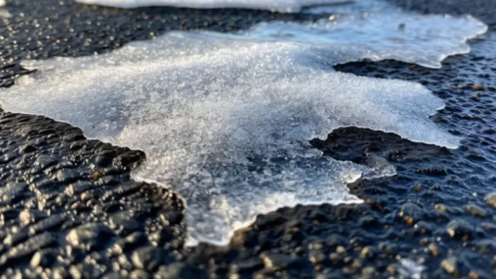 В Подмосковье объявили желтый уровень опасности из-за ветра и гололедицы