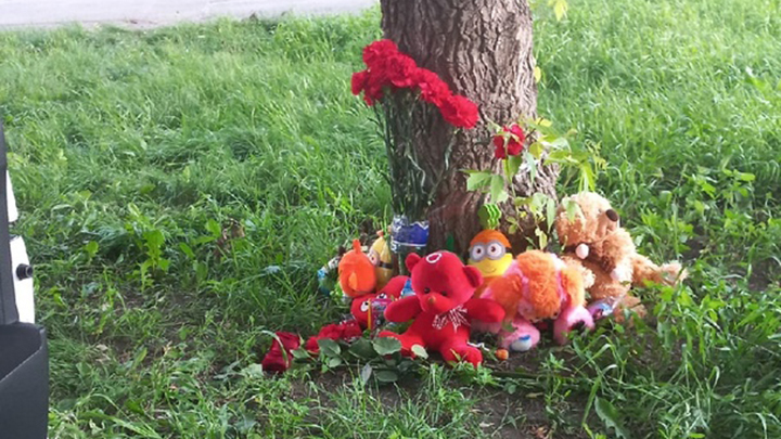 Челябинцы устроили стихийный мемориал на месте, где женщина скинула с балкона детей