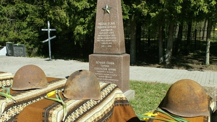 Памятник, который хотели снести, пропал в Латвии