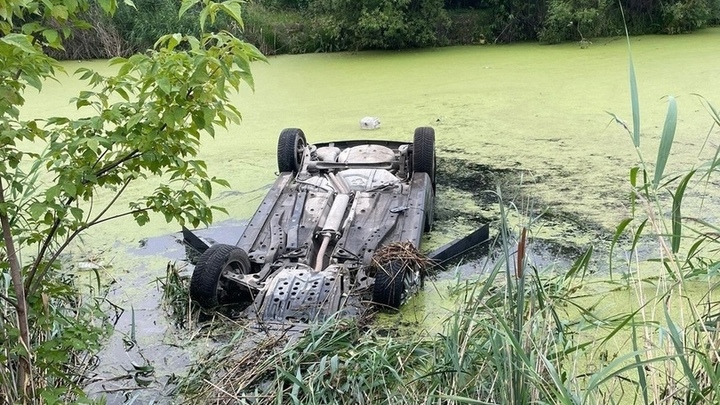Засосала опасная трясина: автомобиль угодил в зелёную воду в Кыштыме
