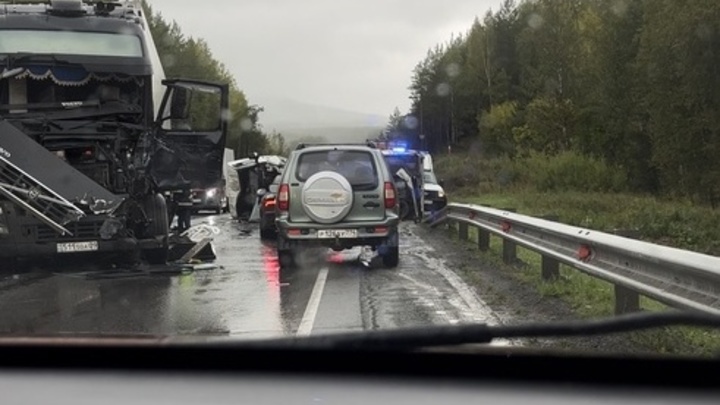 Два грузовика столкнулись на трассе М5-Урал: в сторону Челябинска большая пробка