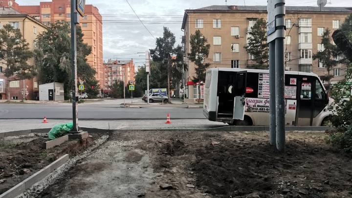 В Новосибирске маршрутка сбила мальчика на самокате