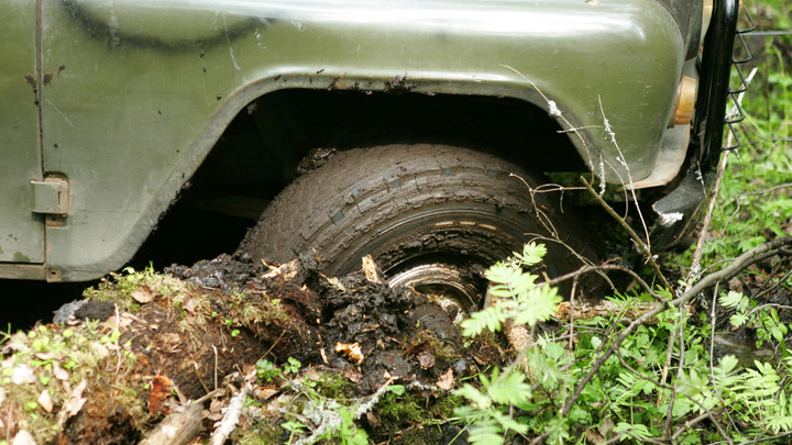 Как вытащить машину, забуксовавшую в грязи? Лайфхаки от эксперта