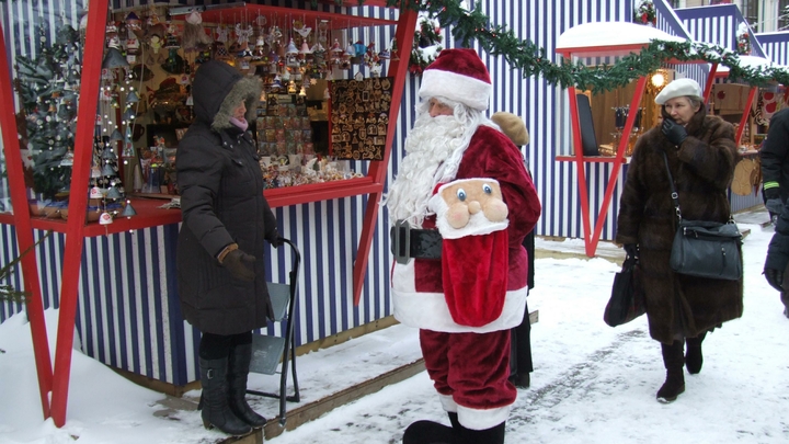 Пока не запретили без QR-кода: В Новосибирске горожане заметили Санта-Клауса