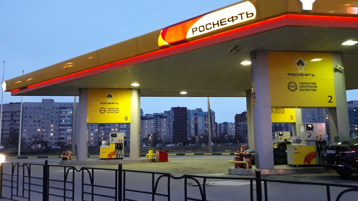 Всё, забыли. Цена на бензин не упадёт. Точка: Президент Топливного союза развеял надежды жителей России