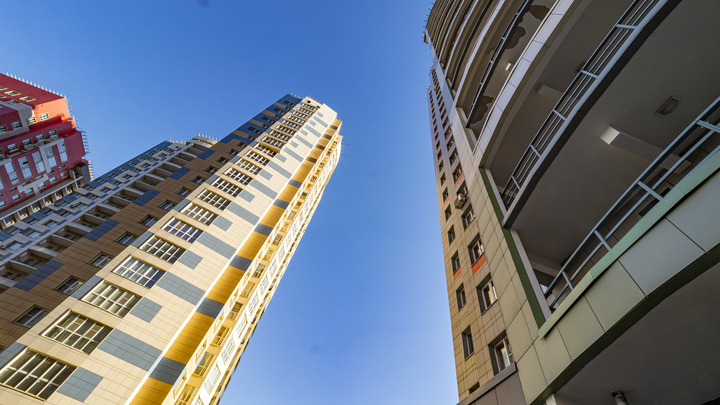 В Новороссийске подростки сбросили с балкона бутылку на женщину и младенца