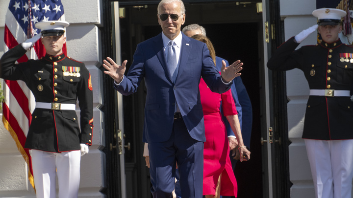 Байден снова поздоровался с невидимым человеком. Президент США опять угодил в неловкую ситуацию