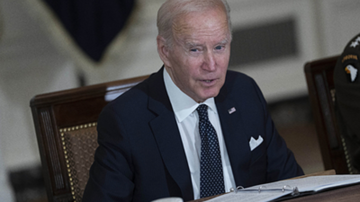 Что с лицом? Байден оконфузился перед журналистами, скорчив гримасы