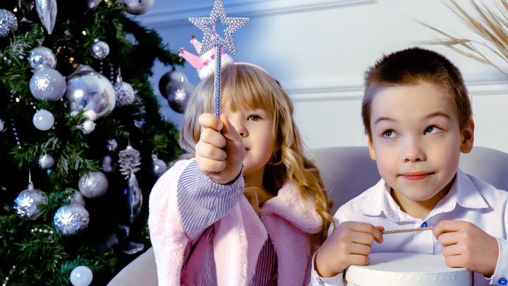 Мигранты не смогли запретить Новый год и пошли на крайние меры. Подлый удар приняли ёлки