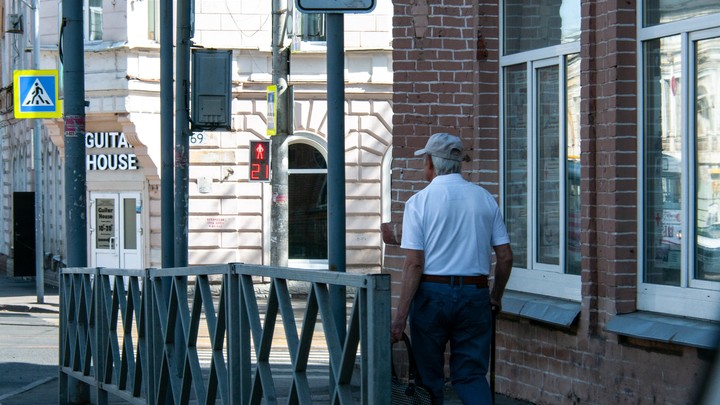 Мошенники раскрутили пенсионера на продажу квартиры и выманили у него миллионы рублей