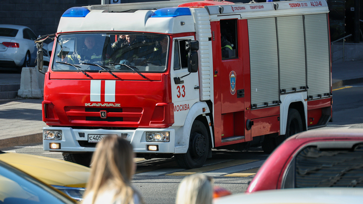 500 человек эвакуировали из-за пожара в шестиэтажном здании в Москве