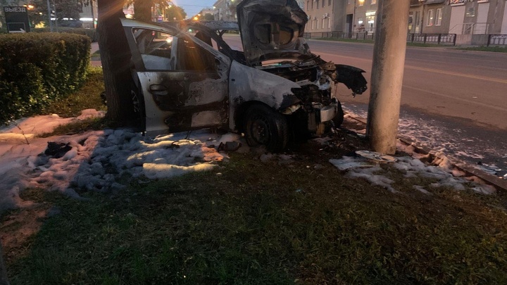 В Магнитогорске сгорело такси, выполнявшее заказ