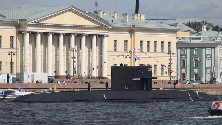 Путин, Шойгу и Евменов принимают парад в честь 327-летия ВМФ
