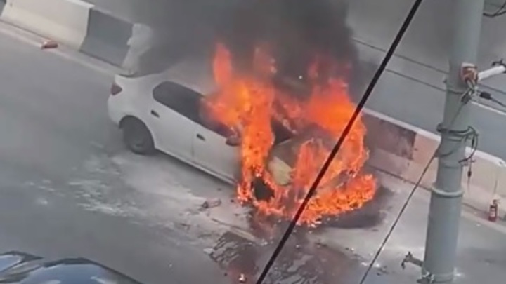 В Ростове на проспекте Стачки прямо во время движения загорелся автомобиль