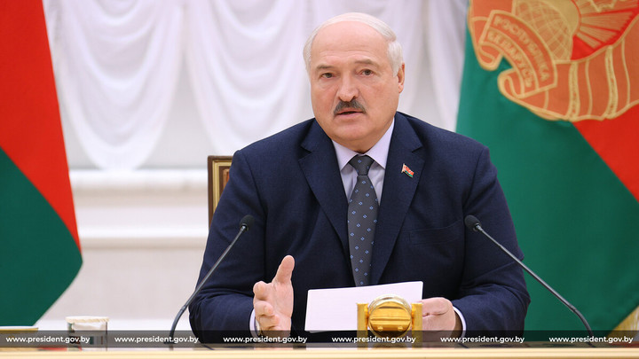 Лукашенко призвал Польшу принять руку помощи, протянутую Белоруссией