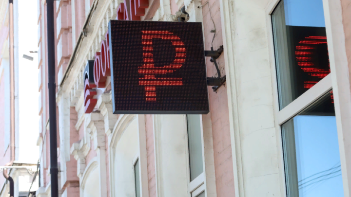 Рубль будут добивать. Прогнозы экспертов: плохой, хороший и ужасный