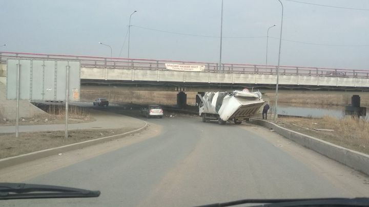 Я твой ПДД не читал: мигрант застрял под мостом глупости в Петербурге, создав огромную пробку