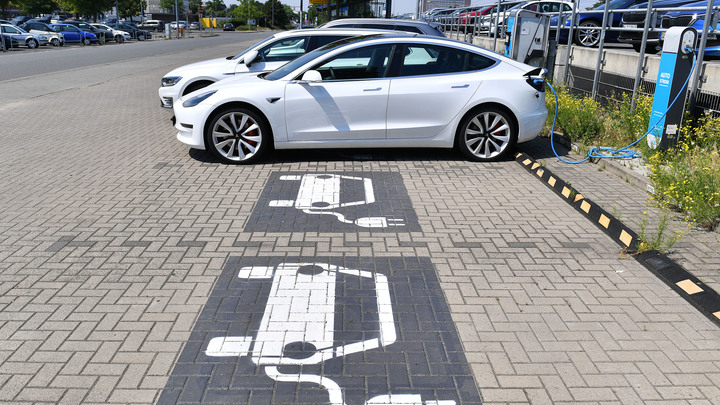 Китай назвал автомобили Маска угрозой: Электрокары заподозрили в шпионаже