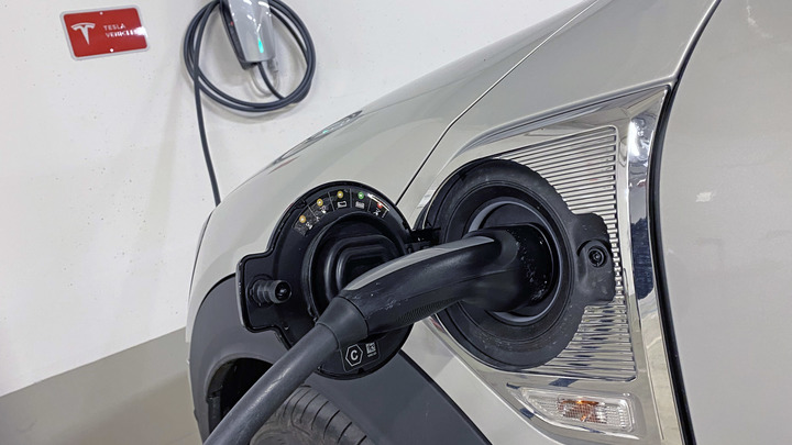 Электрокар Tesla вспыхнул после страшной аварии в Новой Москве - видео