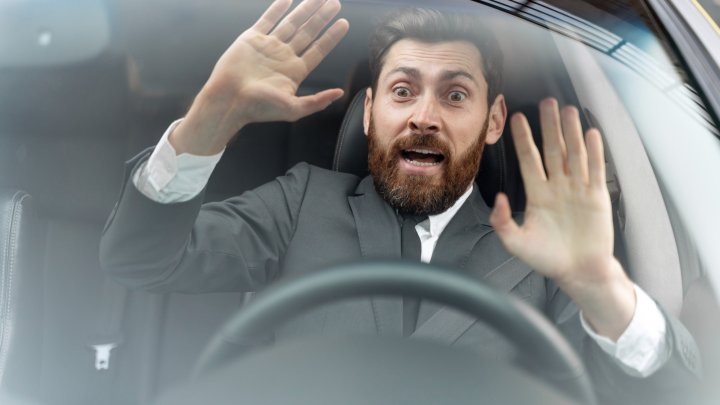 Американца удивила одна вещь в машинах у русских: Что это там такое на лобовом стекле?