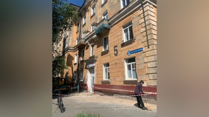 Фасад жилого дома рушится на головы прохожих в Кемерове