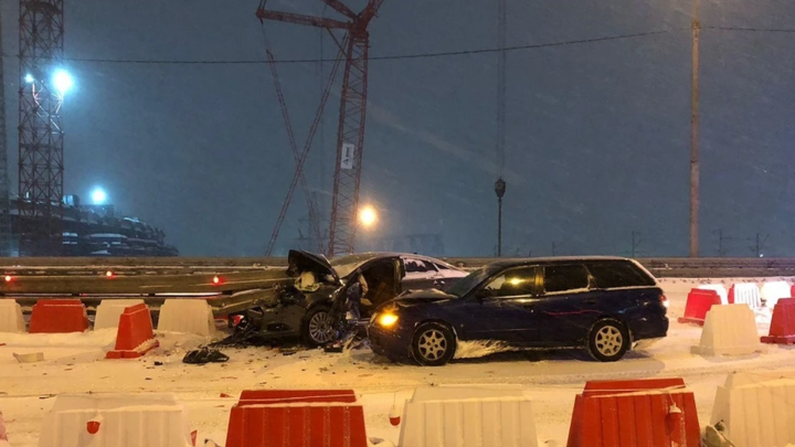 Водитель попал в больницу после ДТП с отбойником в центре Новосибирска