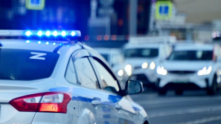 Иномарка на полной скорости влетала в грузовик дорожных служб в Москве
