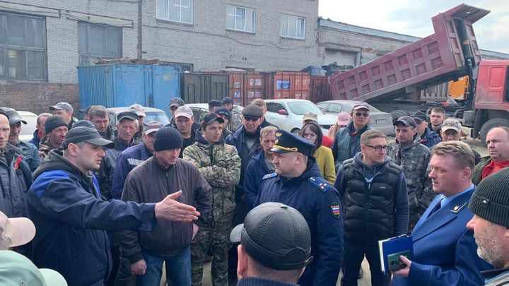 Новосибирские прокуроры встретились с бастующими водителями мусоровозов