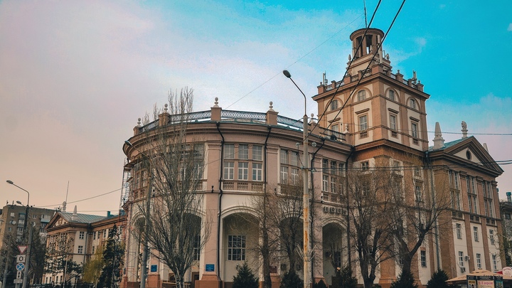 В Ростове преподавателю вуза грозит срок за многочисленные взятки, поставленные на поток