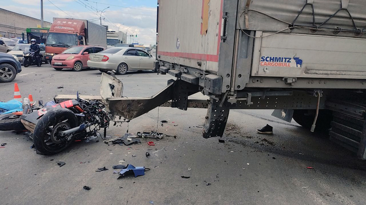 Появилось видео момента смертельной аварии с мотоциклистом в Новосибирске