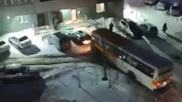 В Новосибирске нашли водителя автобуса, который пытался объехать пробку через дворы