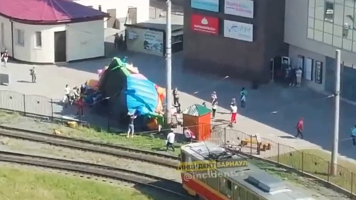 Две девочки попали в больницу: Что известно о взрыве батута с детьми в Барнауле