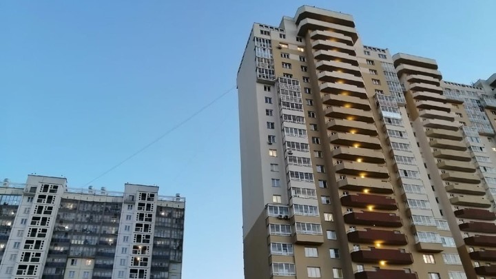 В Челябинске с новой высотки уже упали три человека