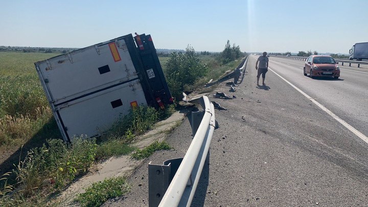 Грузовик с арбузами перевернулся на трассе в Ростовской области
