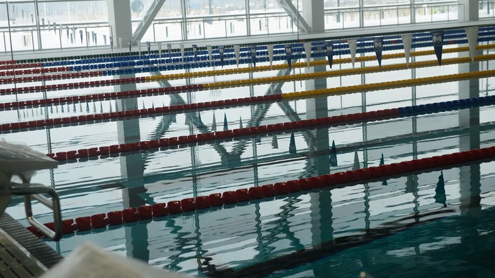 Бассейн в школе за миллиард открыт только для чиновников. Детей в него не пускают