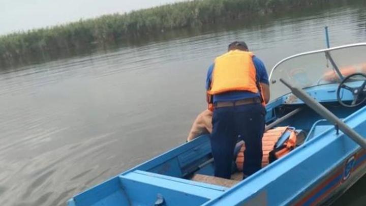 В Ростовской области на реке Маныч из-за шквалистого ветра перевернулась лодка с человеком