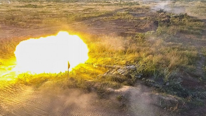 Врагу не уйти: Русские танковые ракеты прошивают бронетехнику неприятеля