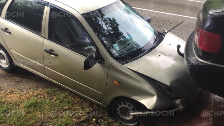 В Сочи водитель Лады погибла, врезавшись в припаркованный на обочине эвакуатор