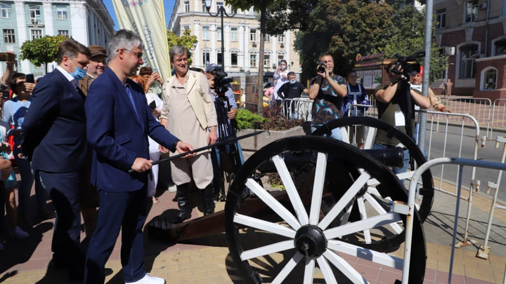 Стреляли?: залпом из пушки открыли первый фестиваль купечества в Ростове-на-Дону