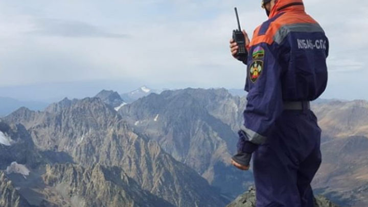 В Сочи спасатели эвакуировали с перевала Аишхо-1 туриста с травмой плеча и его друга