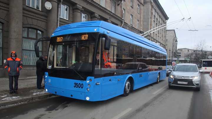В Петербурге легковушка влетела в троллейбус после ДТП. Есть пострадавшие