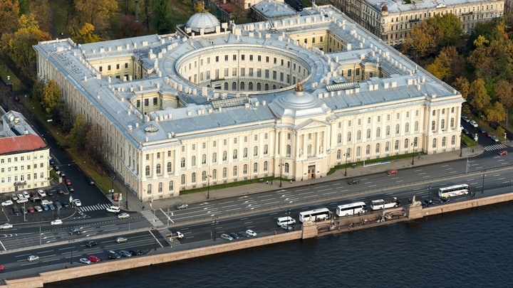В Петербурге разрушается Академия художеств. Части фасада уже лежат на тротуаре