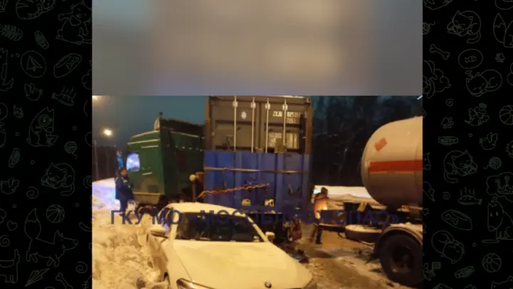 Два грузовика и шесть легковушек попали в аварию на трассе под Подольском